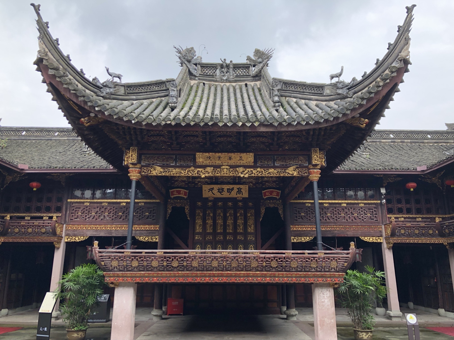 里面有很大的一个戏台子,可以感受到当年古人的生活方式,挺不错的,从