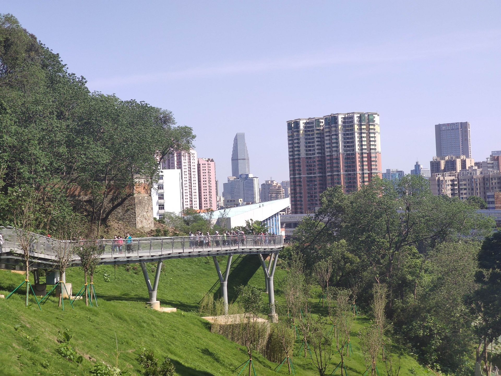 广州空中云道,是一条连接广州市区越秀山,花果山,雕塑公园,麓湖,白云