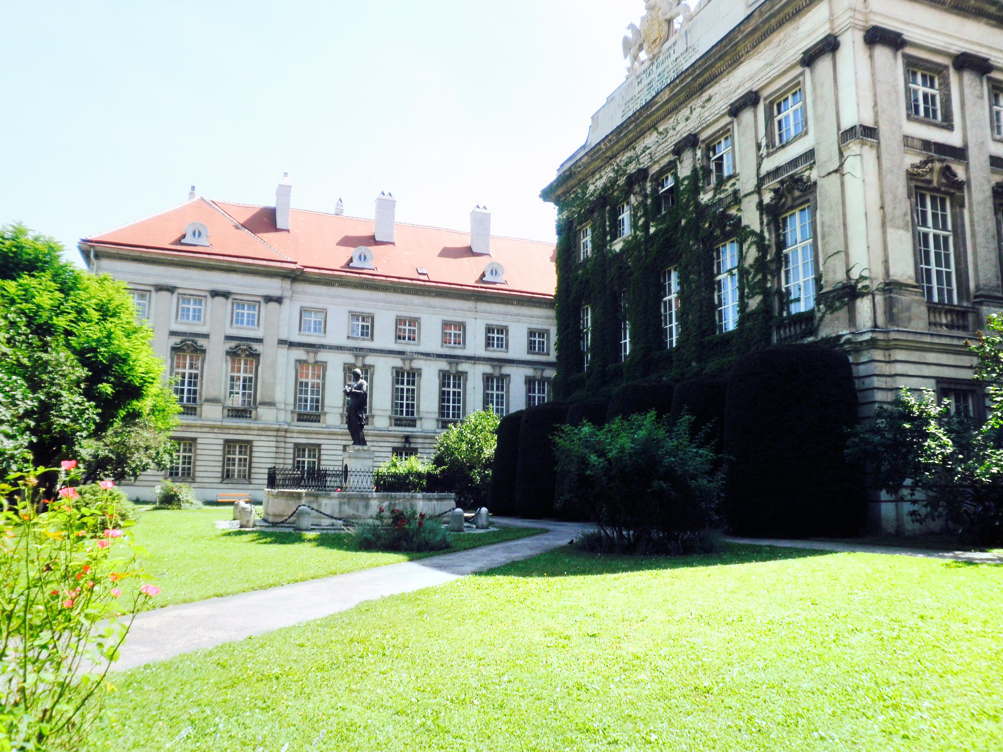 圣约瑟夫学院 直线距离338m