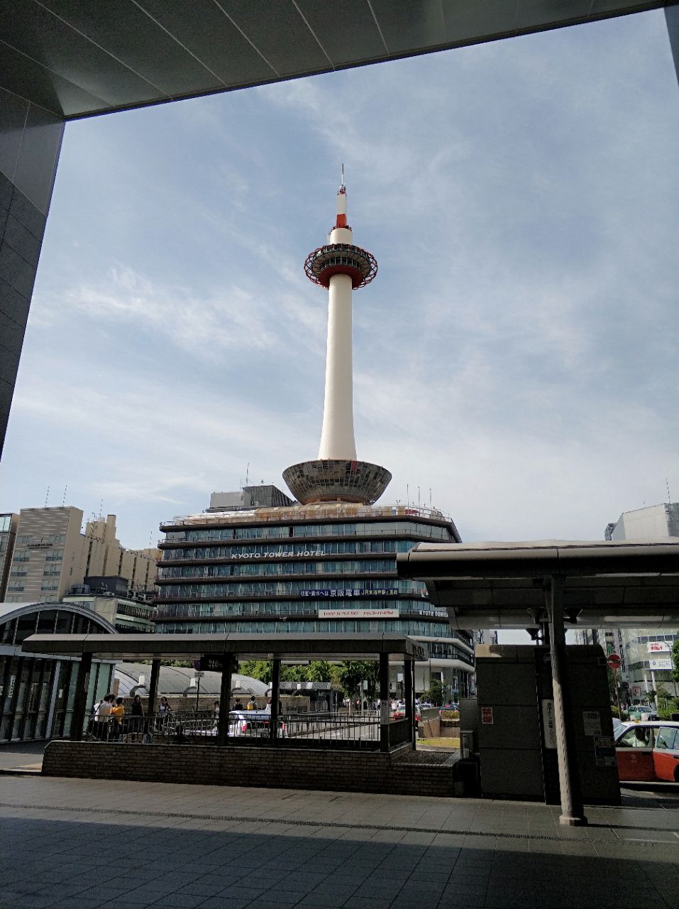 携程攻略 京都京都塔景点 京都塔算是京都的地标性建筑物 位于市中心火车站边上位置 塔虽然不