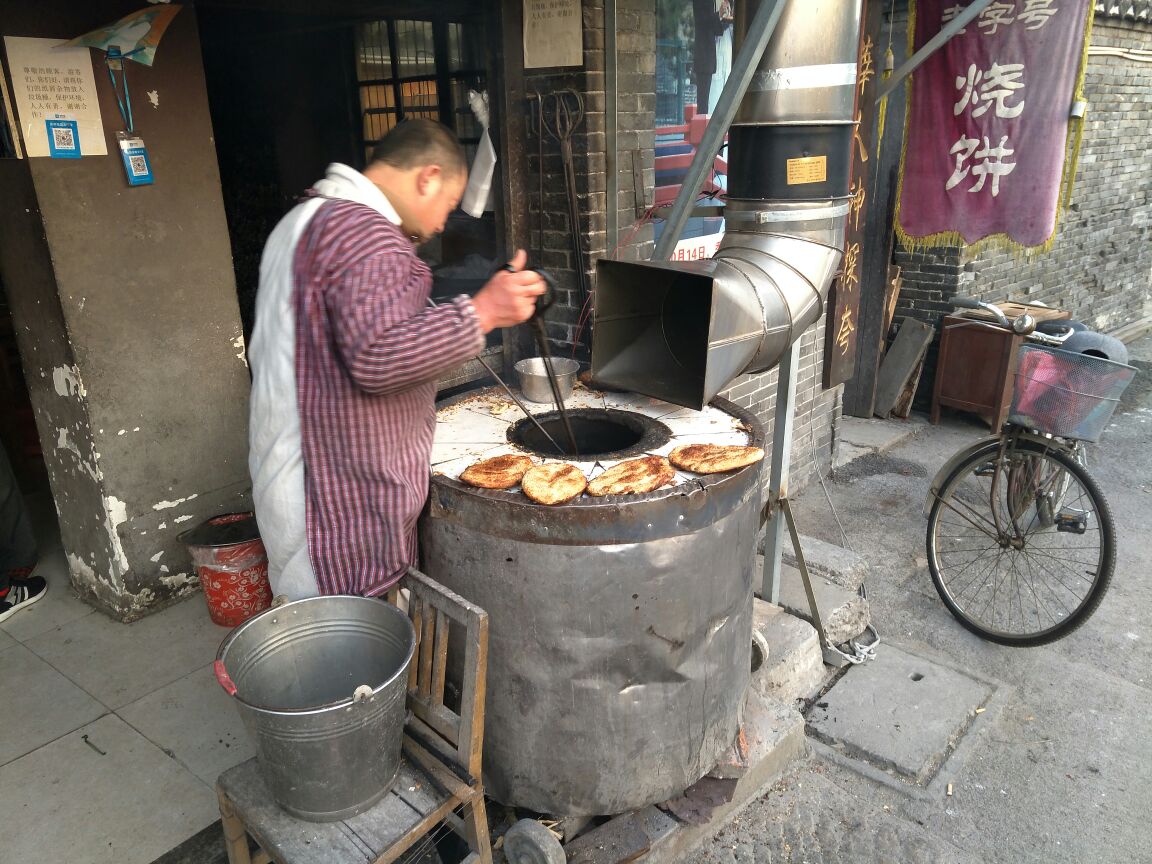 大街走到迎春橋旁一口咬下燒餅皮脆餡料紮實具有層次感稱熱吃超好吃巷