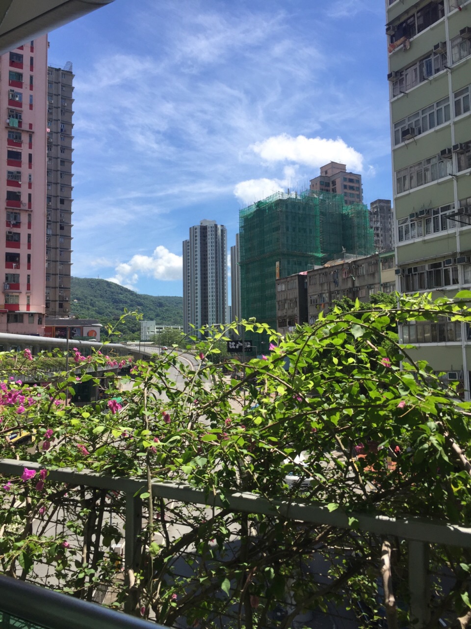 住在了荃湾,看了很多家酒店,最后选择了荃湾如心,的士司机说在荃湾