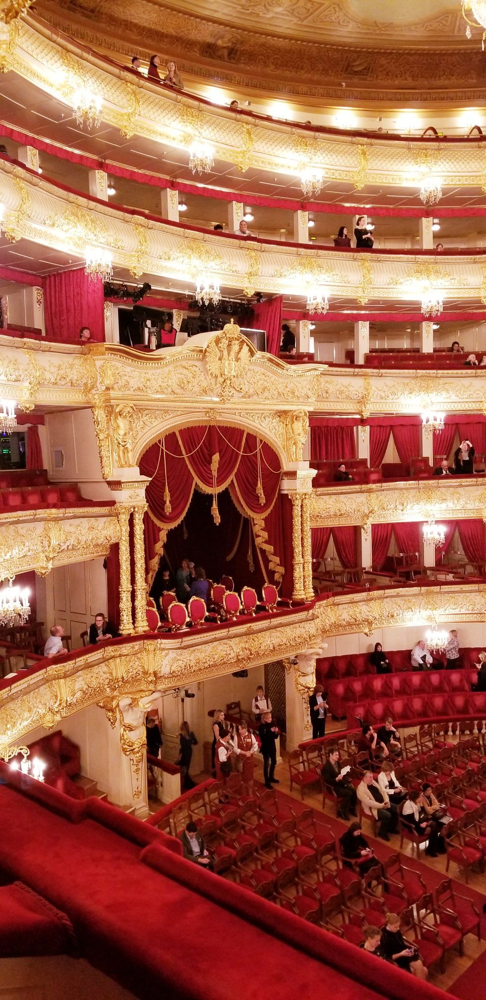 这座2百多年历史的大剧是俄罗斯历史最悠久的剧院外观非常宏伟里面