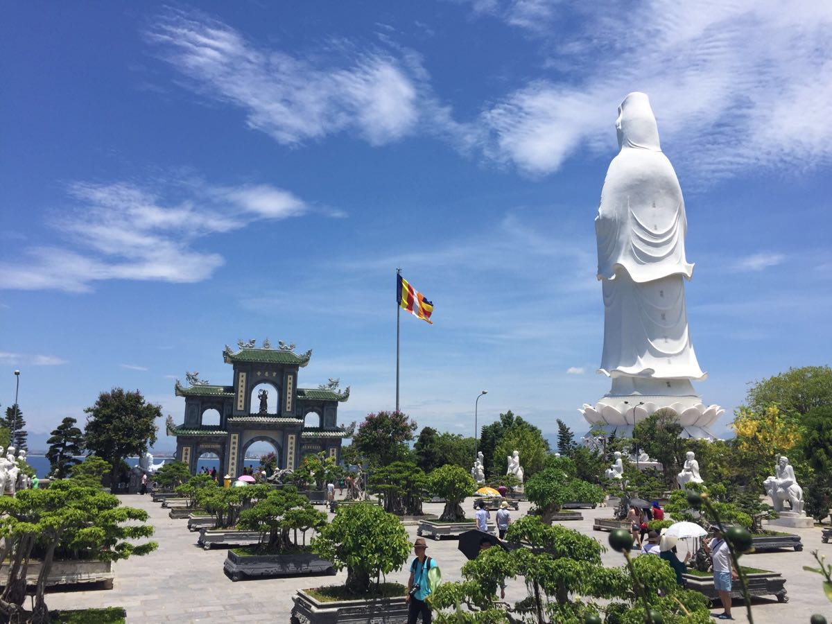 山上有座至少是越南最高的观音像,和灵应寺 2016