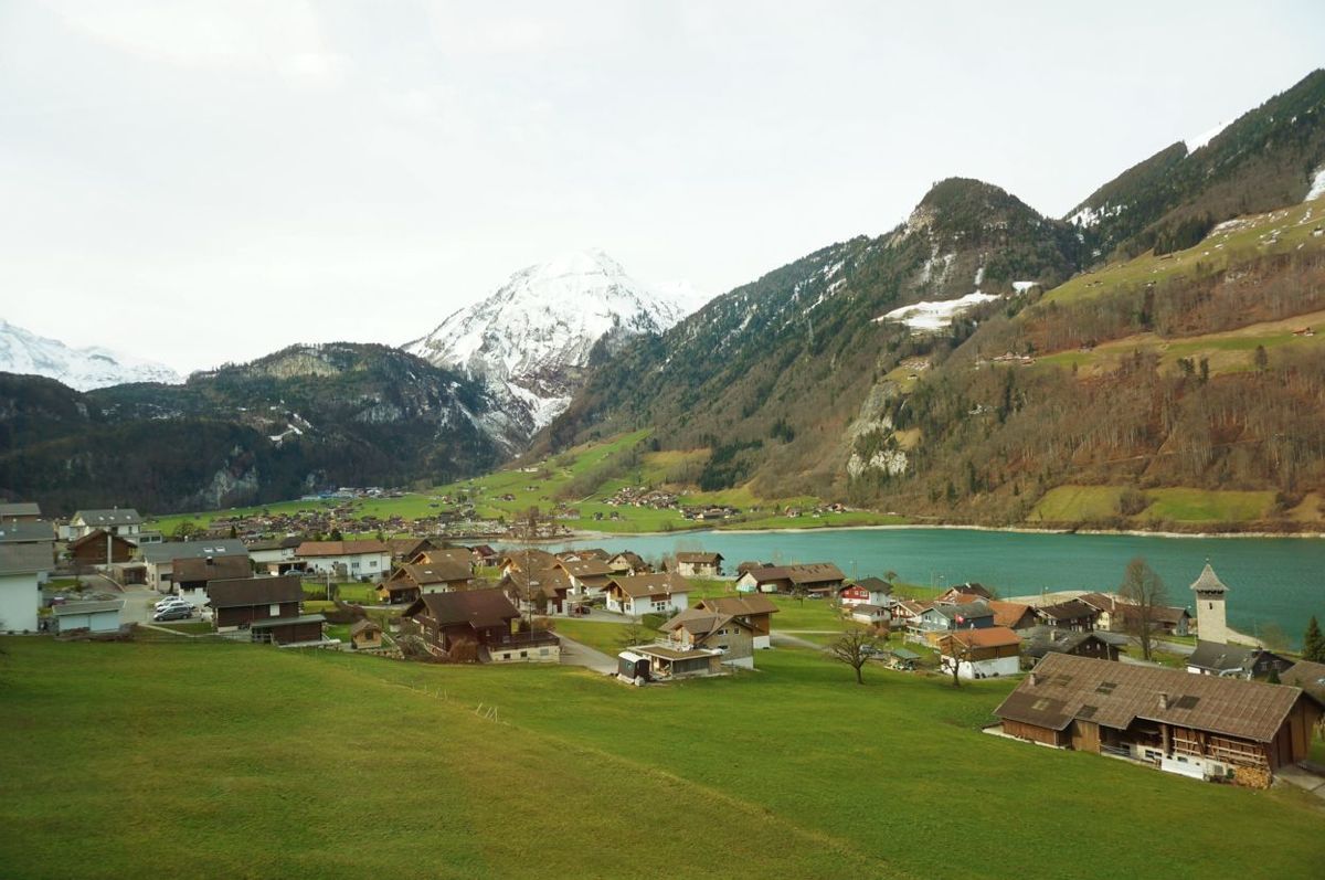 瑞士因特拉肯小镇-世界旅游报