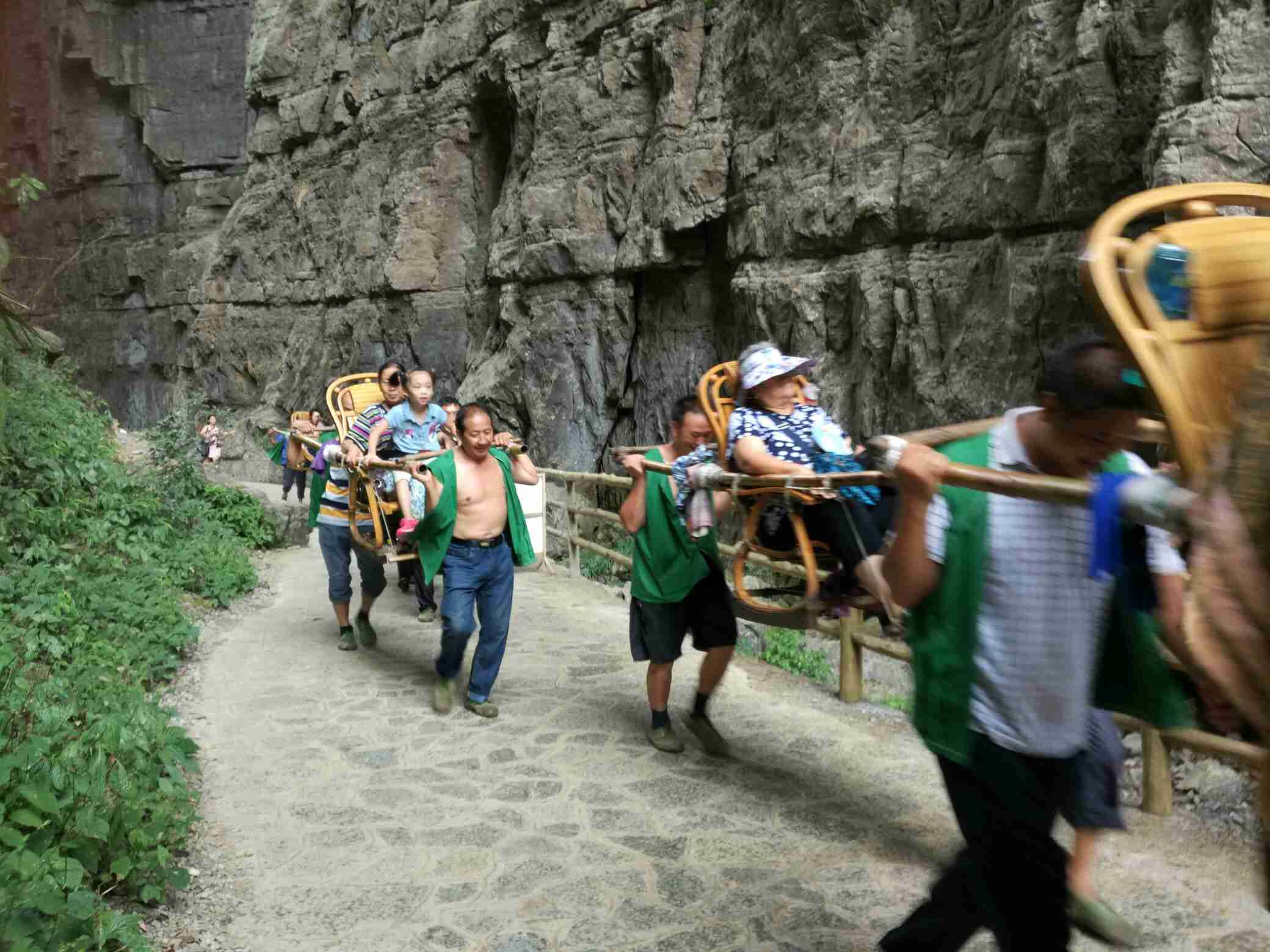 如果游天坑,建议老奶奶坐滑杆,就是像轿子一样抬着走,可以看景
