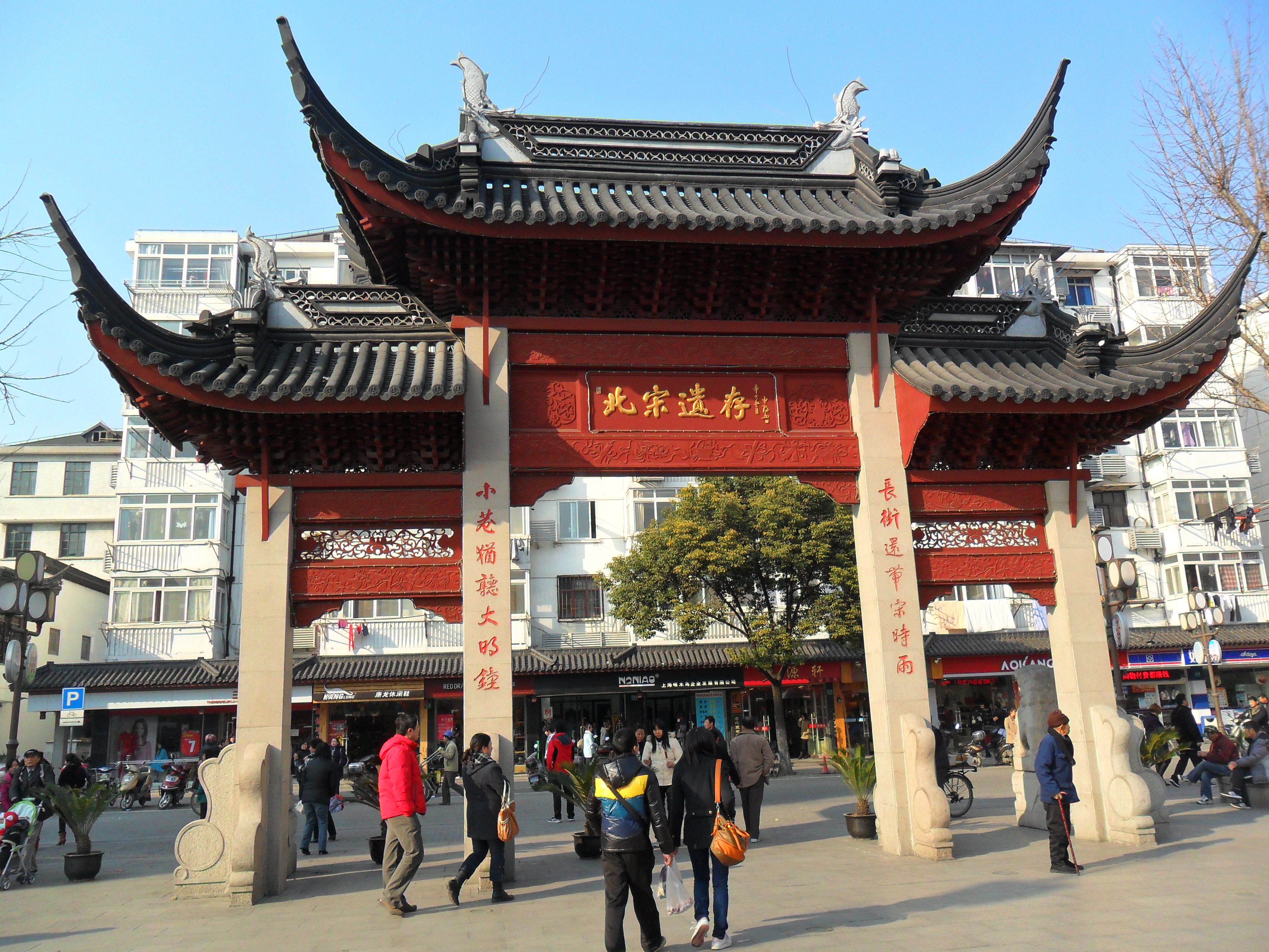 【携程攻略】上海七宝教寺景点,七宝教寺移址重建于2002年，七宝古镇的东侧新镇路旁；寺庙占地颇大，…