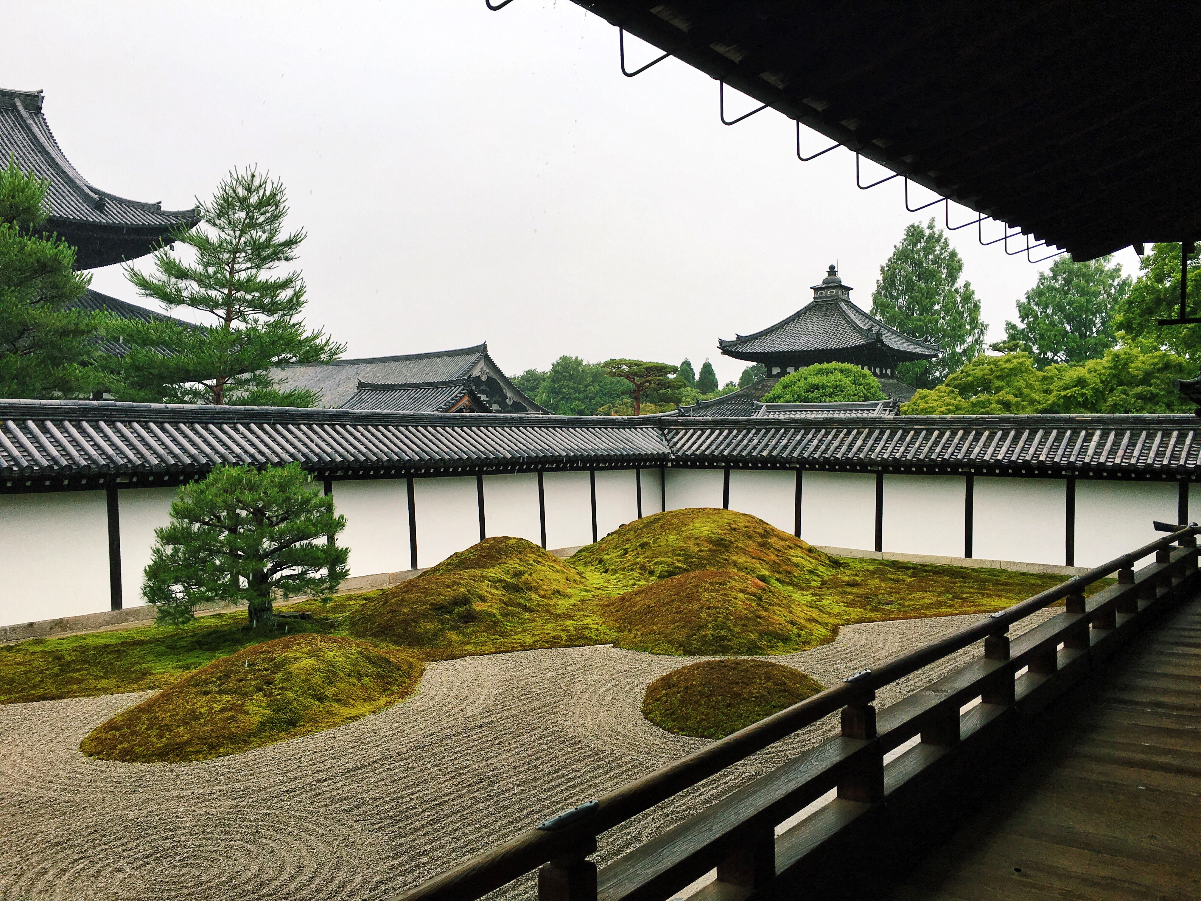 除了通天桥,东福寺的方丈庭园八相庭,是日本昭和时代最知名的造庭师