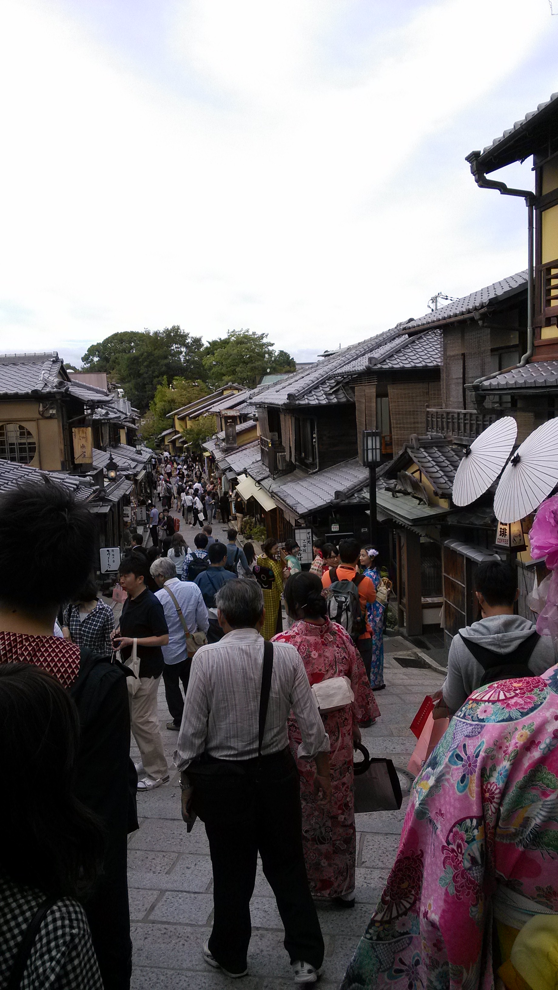 【携程攻略】京都清水坂购物,在通往清水寺石阶旁建起的古建筑开的一
