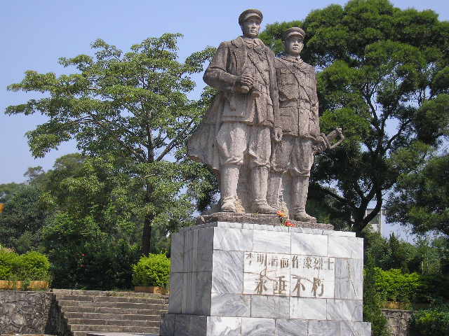 李明瑞烈士纪念馆坐落在碧波荡漾,风景如画的广西南宁市南湖公园南岸