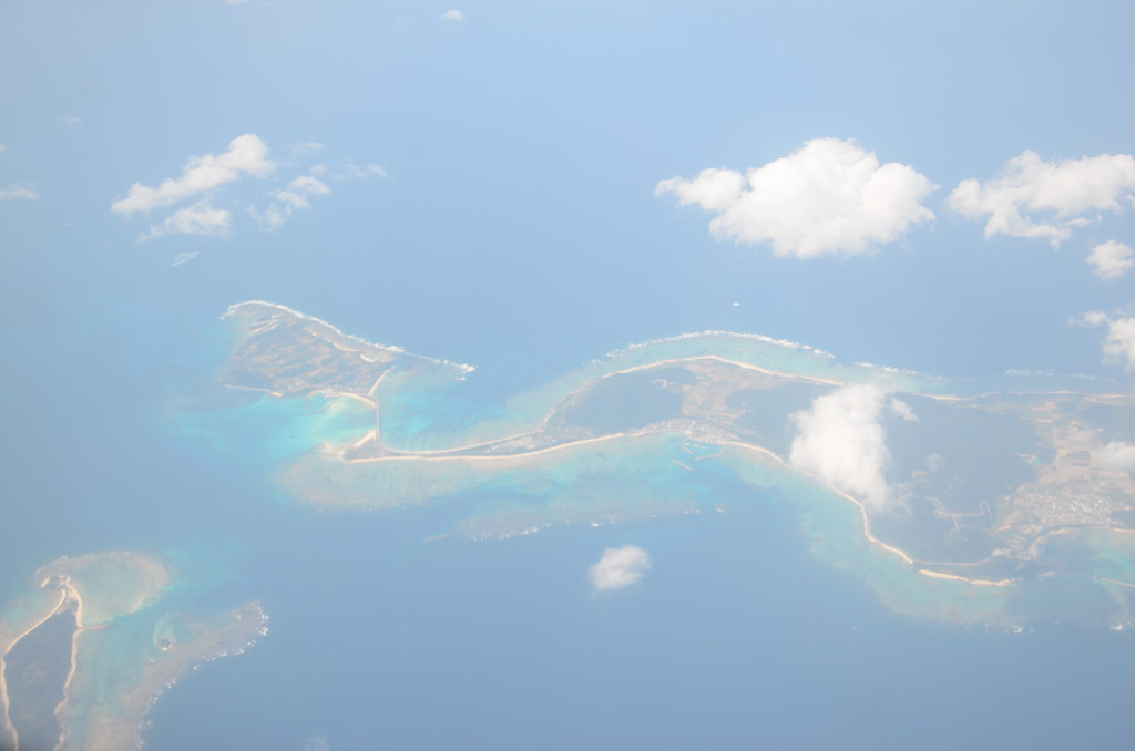 开初天空雾气弥漫,绕过韩国海岸线后豁然开朗,飞近冲绳时便可看到绮丽