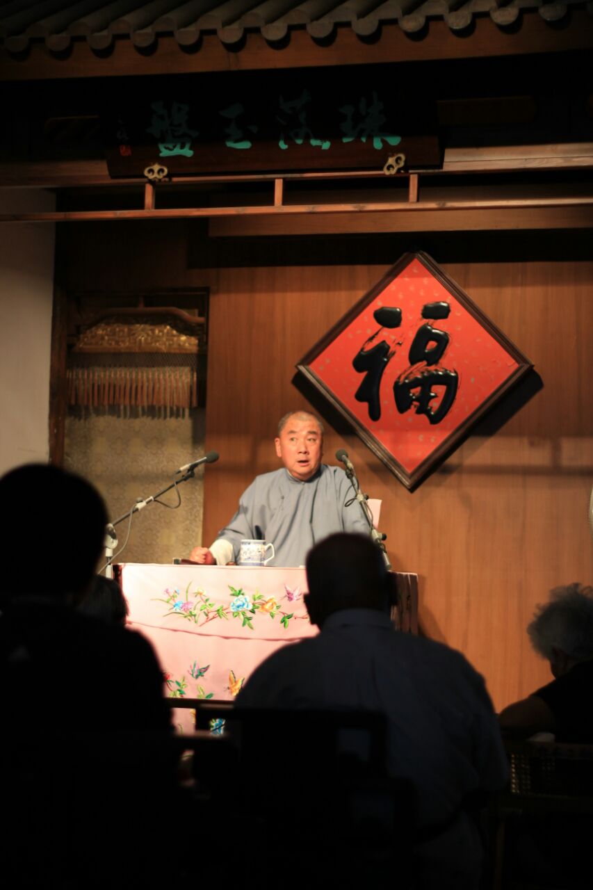 讲书人也是老一辈的评书艺人讲得非常好很有意思里面的设施也特别古典