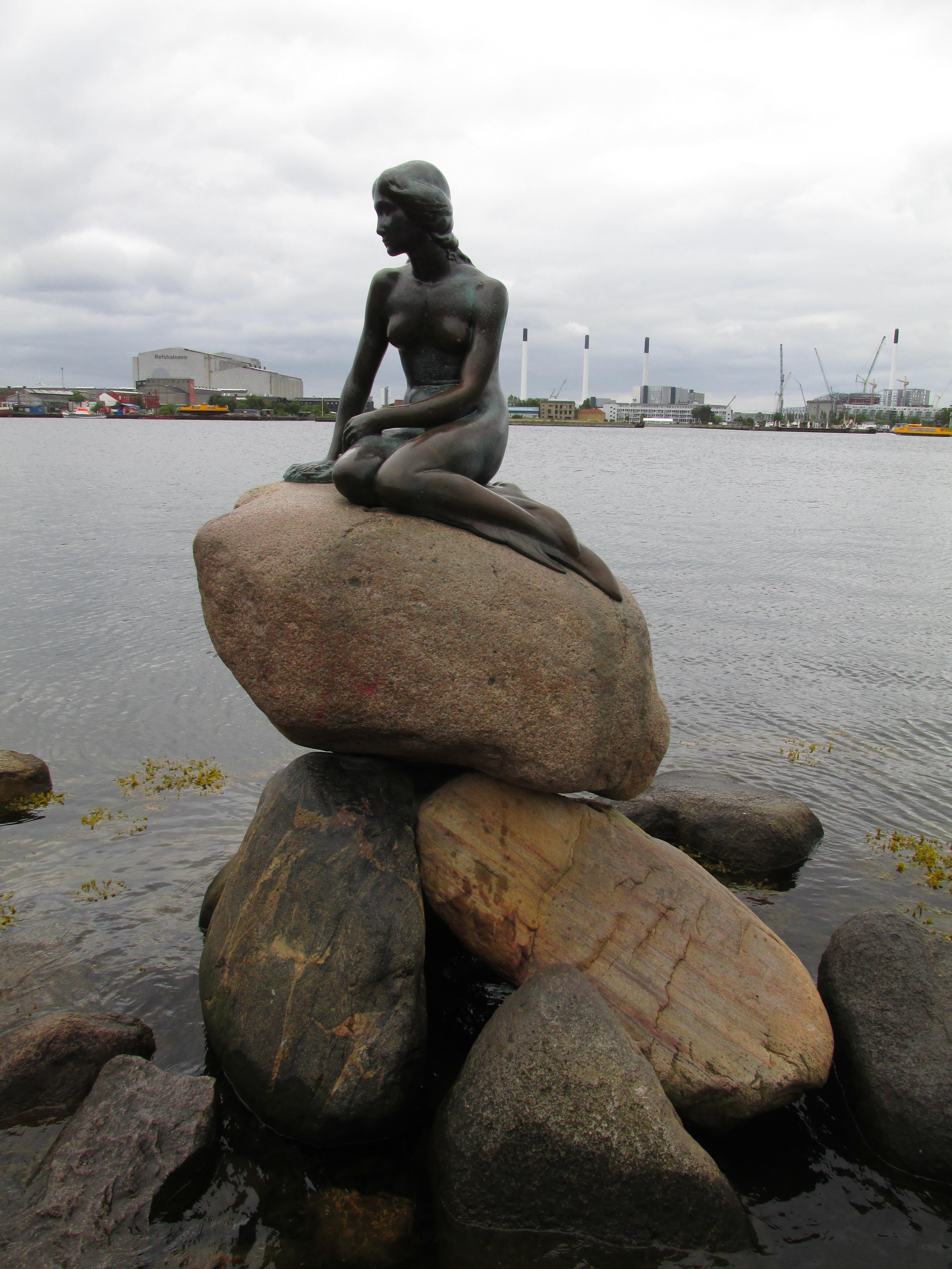 位于丹麦哥本哈根市中心东北部的长堤公园的小美人鱼铜像是一座世界