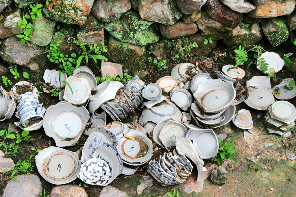 村前碧波荡漾,村后青山叠翠,民宅,古戏台,寺庙,碗窑场,每一处都流露着