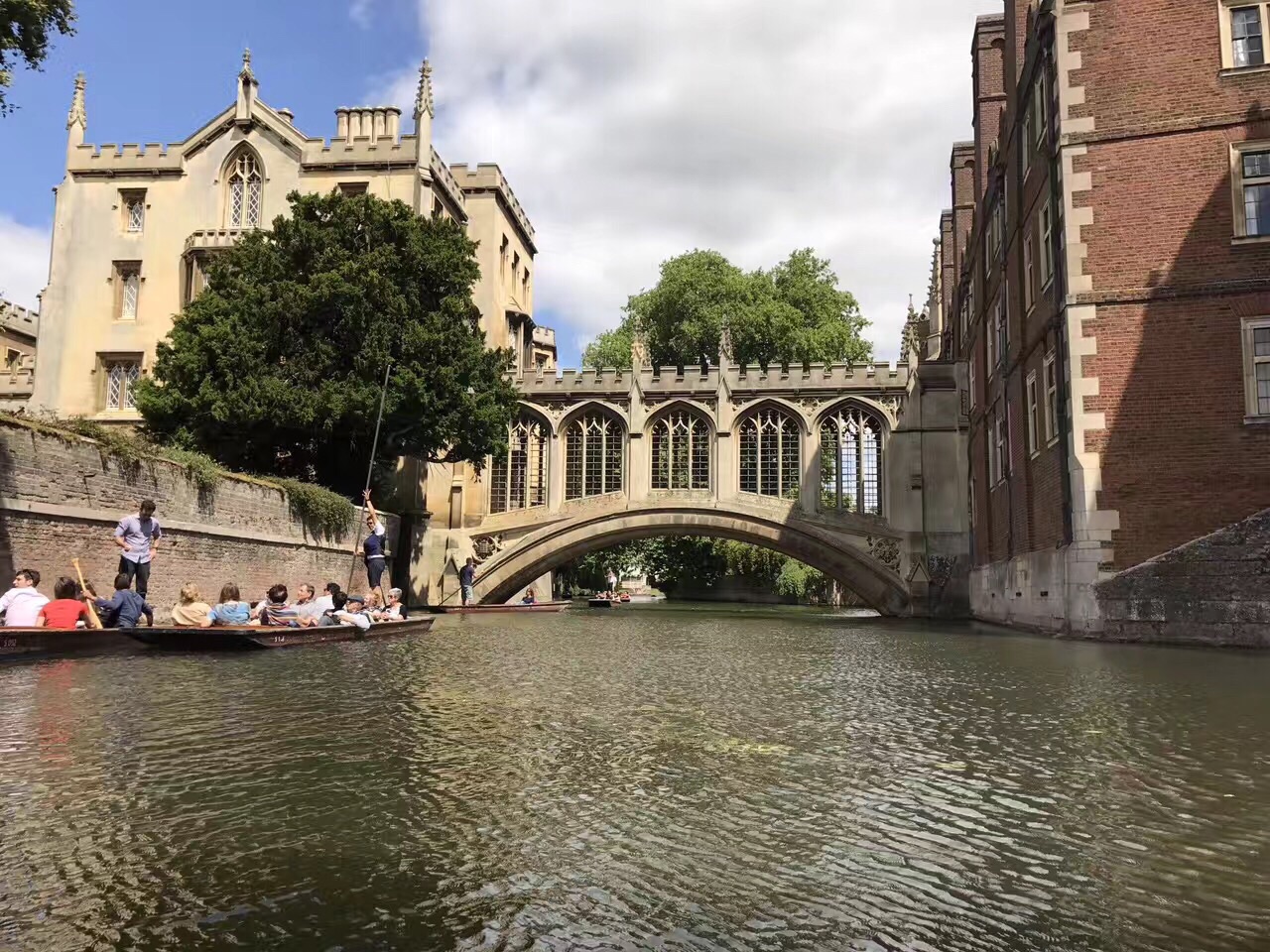 剑桥大学中的叹息桥,以学生没考好理想的成绩,过此桥时叹息而得此名.