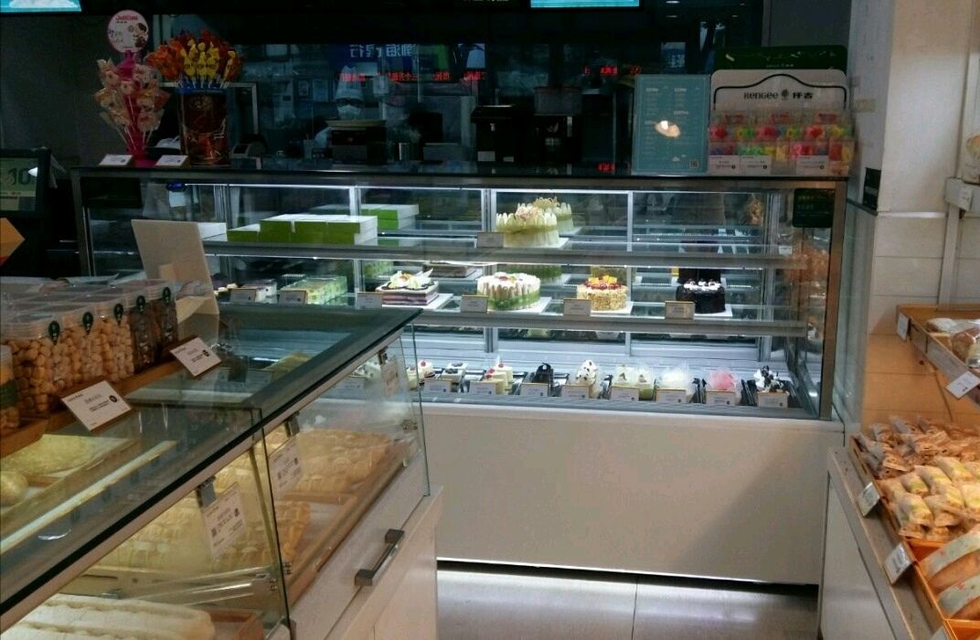 2022仟吉(水果湖店)美食餐廳,有一個新款的巧克力蛋糕切片.