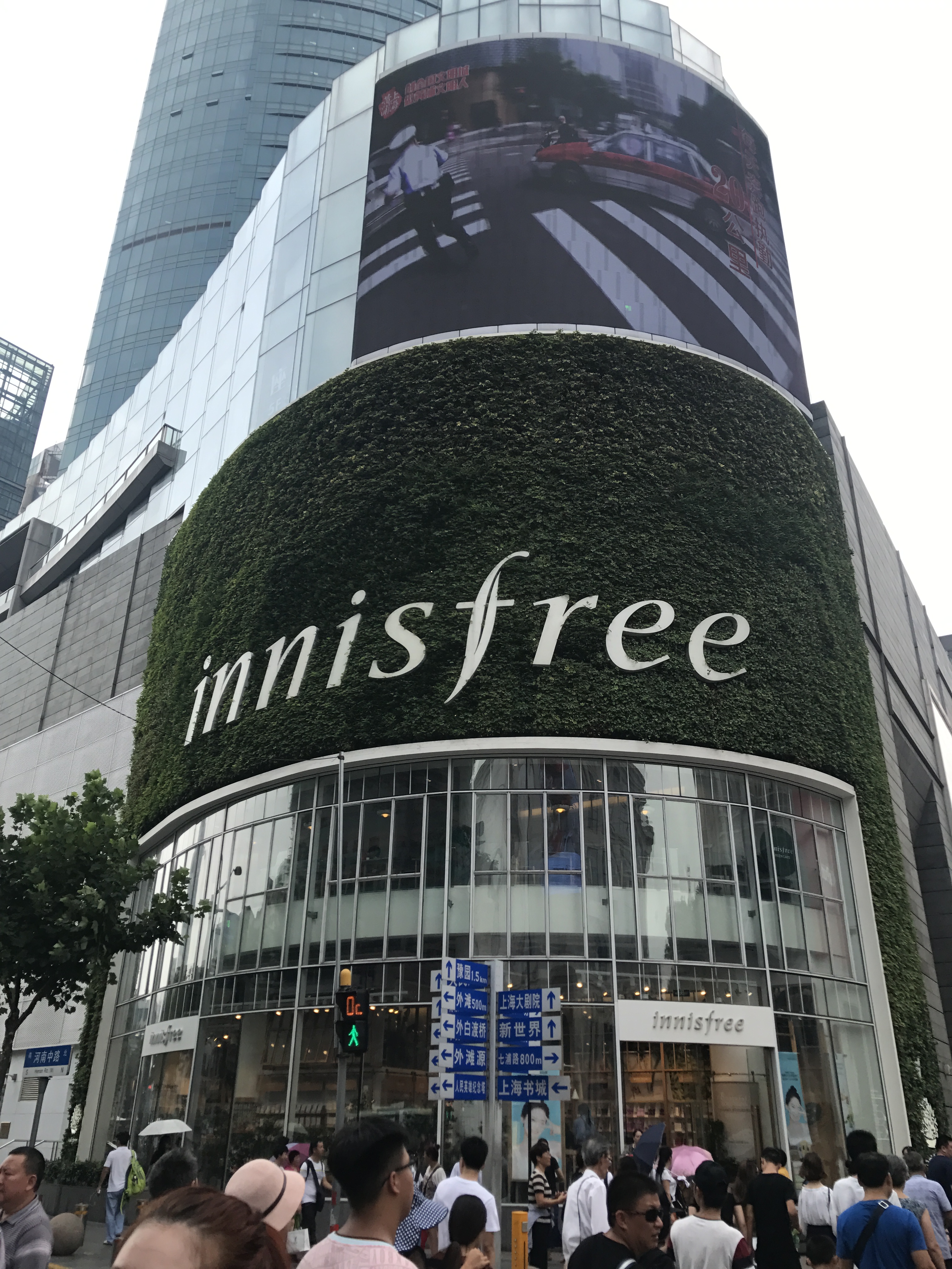 而且招牌醒目特别夺人眼球室内接待的工作人员不错很有耐心的为顾客