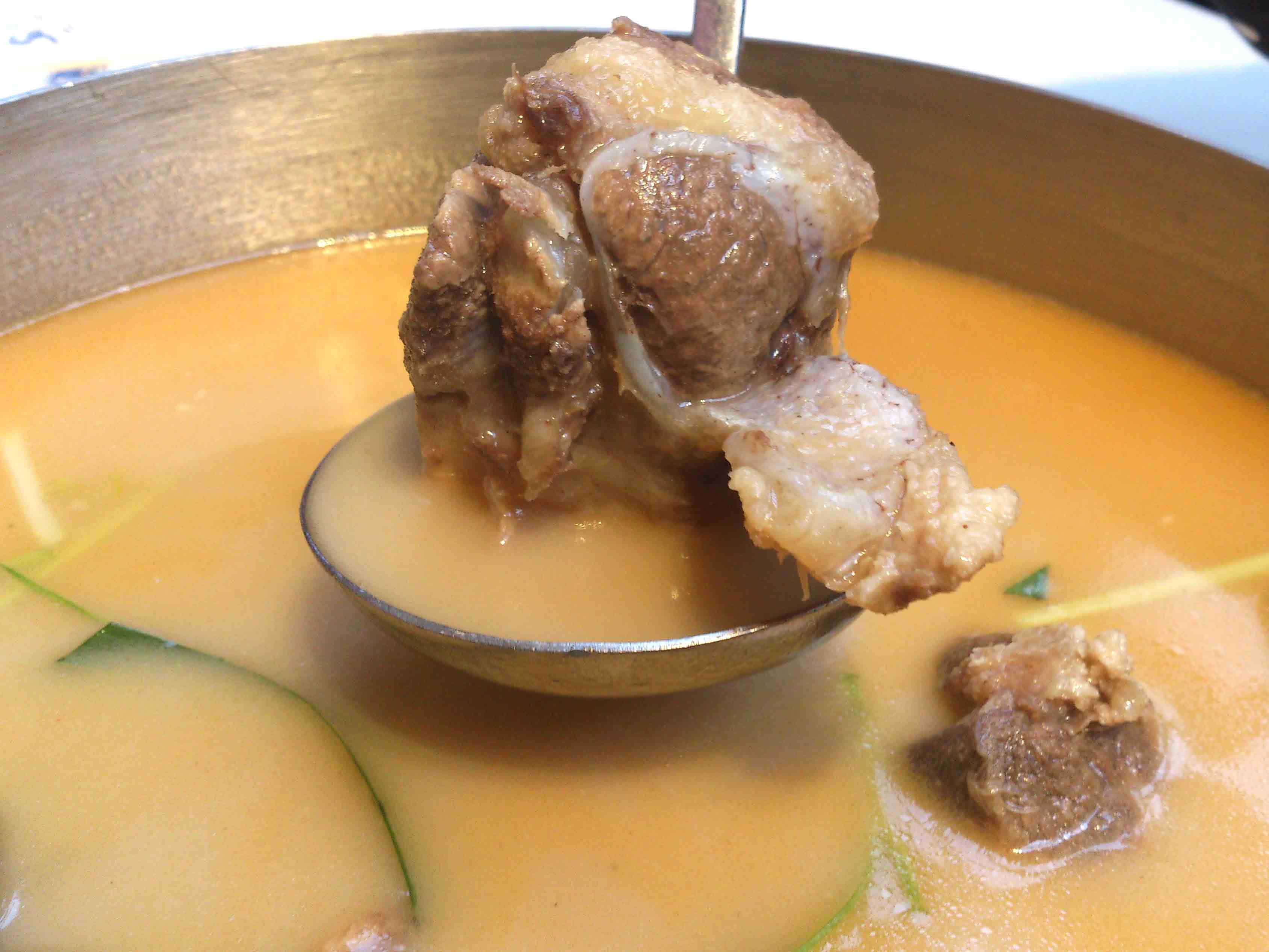 煲 这个是他们家的招牌 胡椒味很重哟 汤头浓郁着呢 里面除了有猪骨头