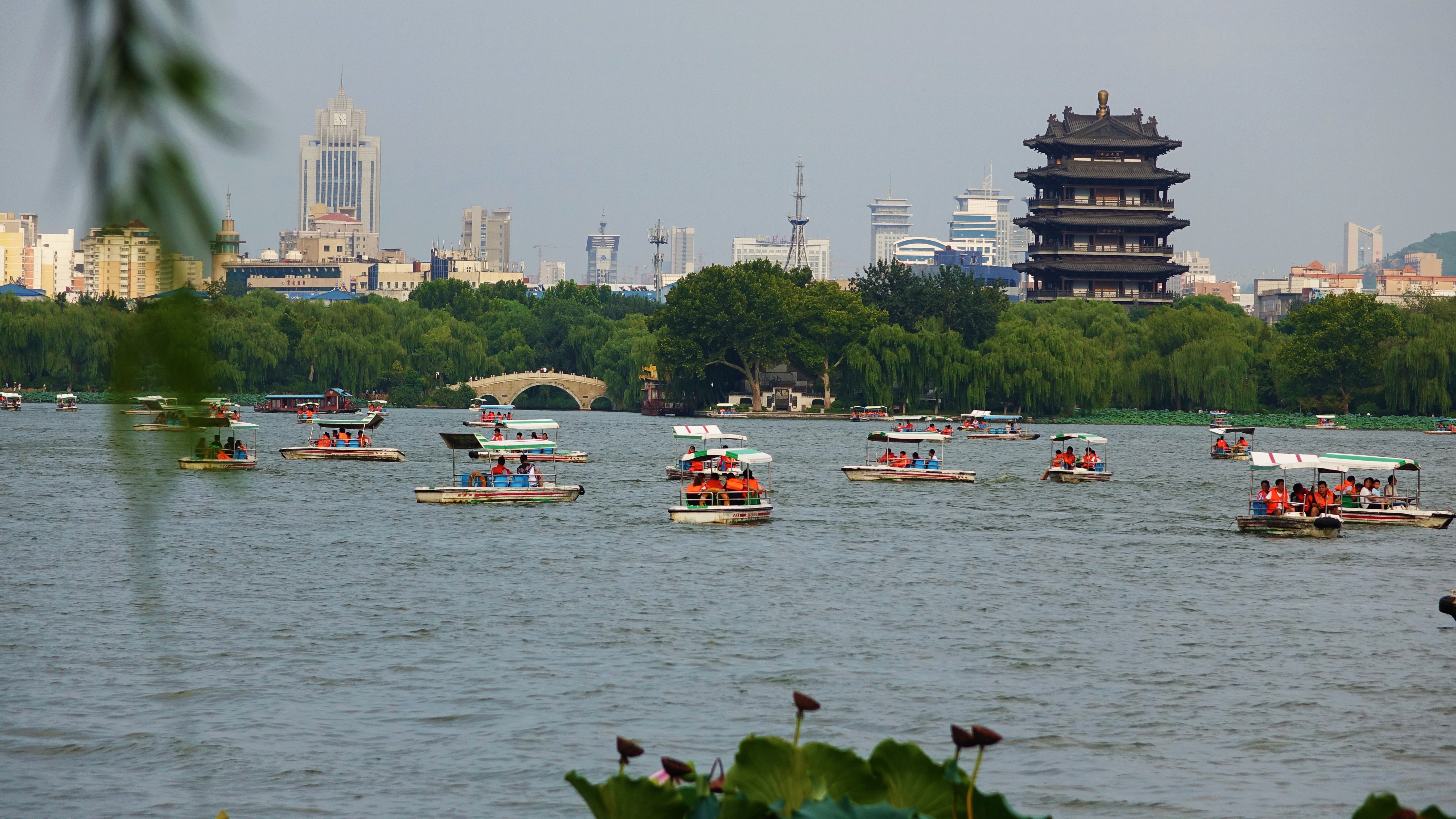 【攜程攻略】濟南大明湖景區景點,大明湖是濟南三大名勝之一,眾泉匯流