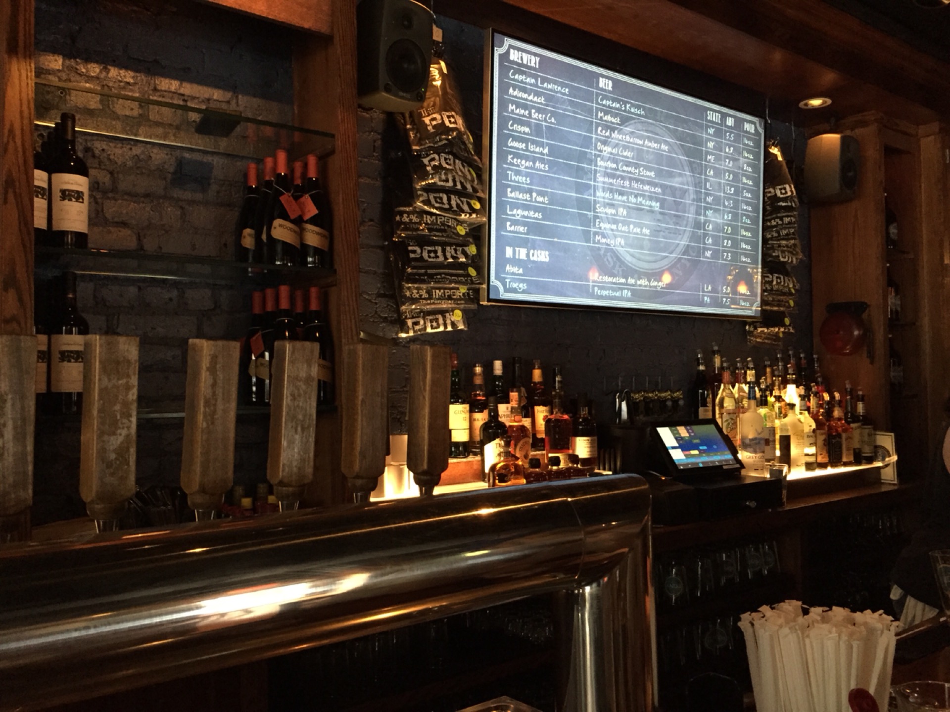 2022the pony bar ues美食餐厅,newly reopened after a vand.