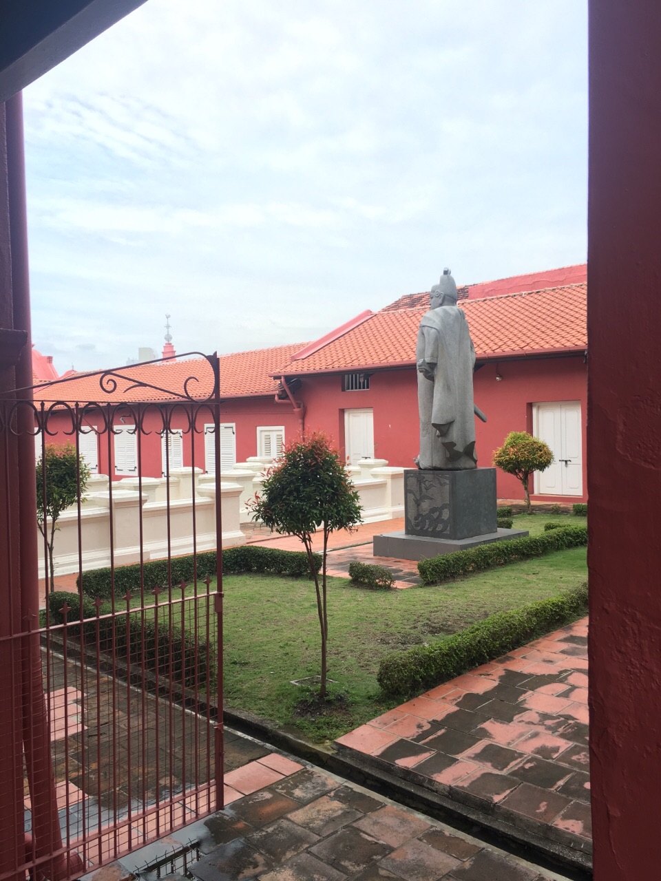 郑和文化馆就是从小山坡的圣保罗教堂上往下走走向荷兰红屋广场那个