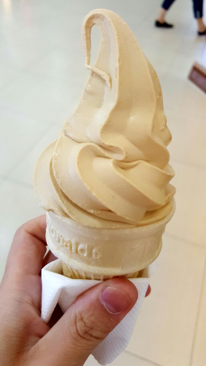 好吃的冻鸳鸯冰淇淋甜筒,参加麦当劳微博活动只要3元哦一个人吃也能