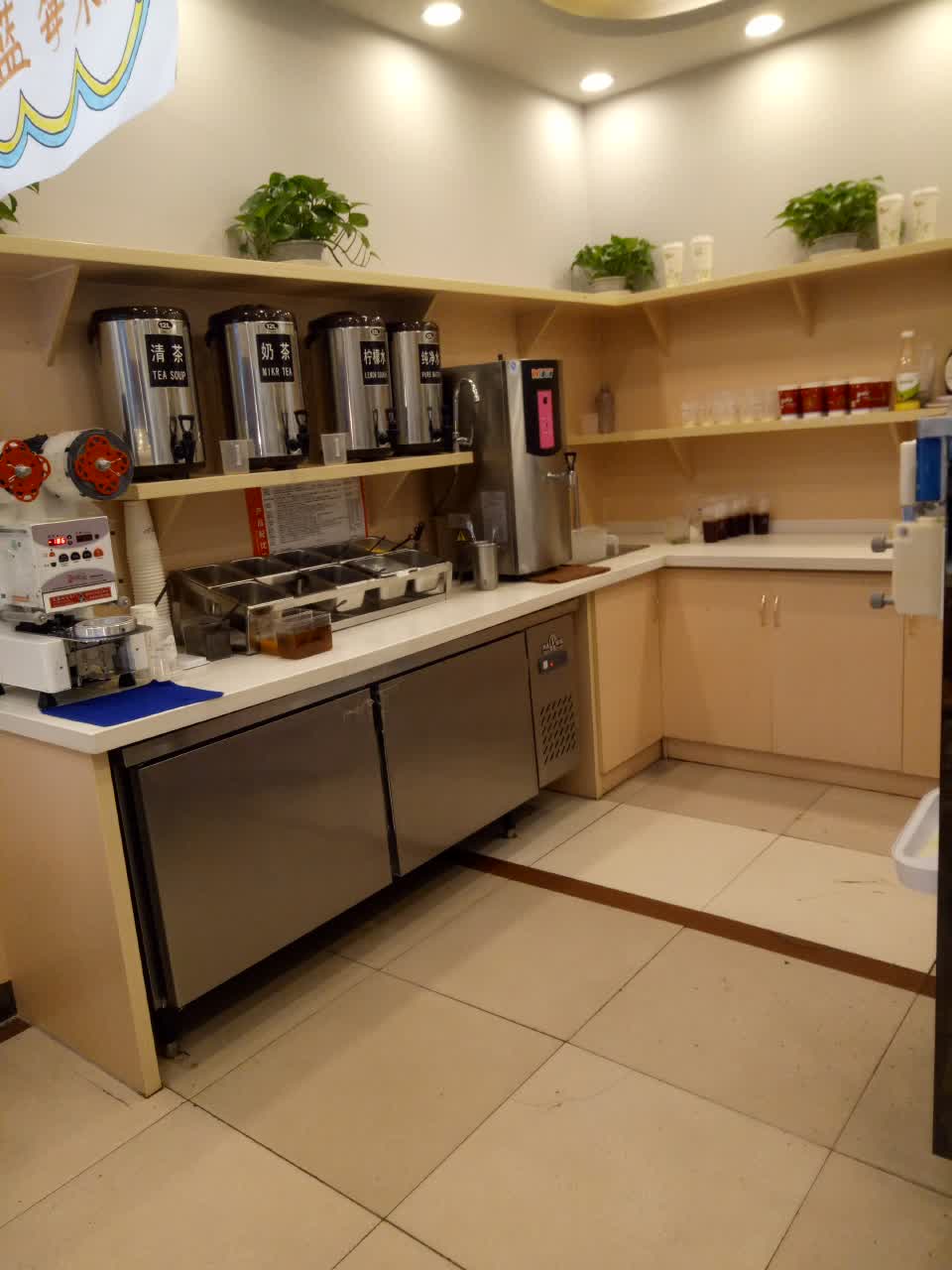 环境不错,服务态度也非常好,总体来说非常棒,会一直光顾甜啦啦奶茶店