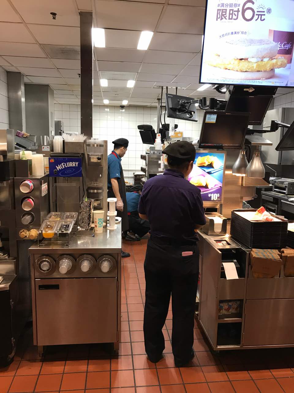 【携程美食林】上海麦当劳(亚新生活广场店)餐馆,很好,服务员很幽默