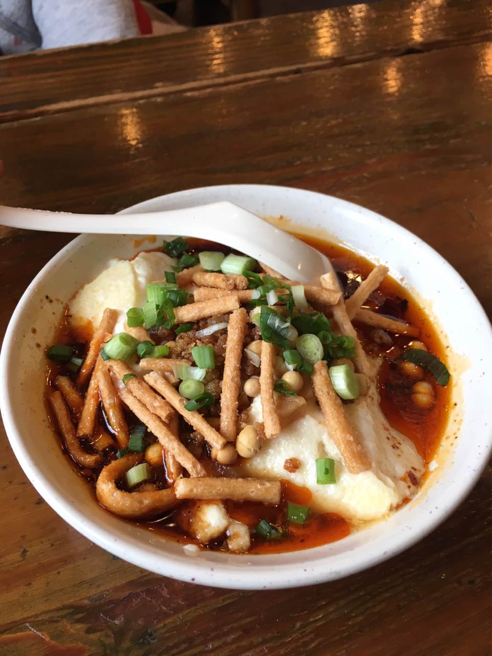 油茶,酸辣豆花很好吃!甜水面的芝麻酱很好吃!锅贴一般!总体还可以!