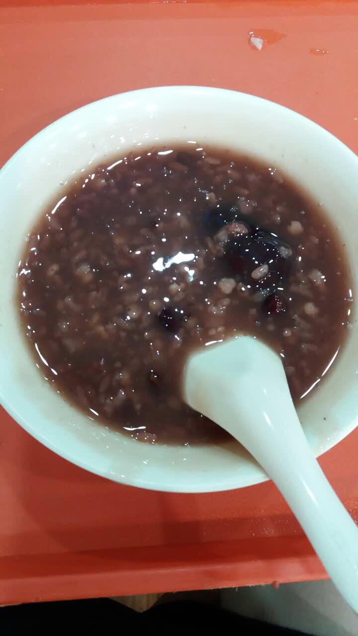 八宝粥很稠,很浓郁,里面虽然只有一颗红枣,但是特别甜!力荐