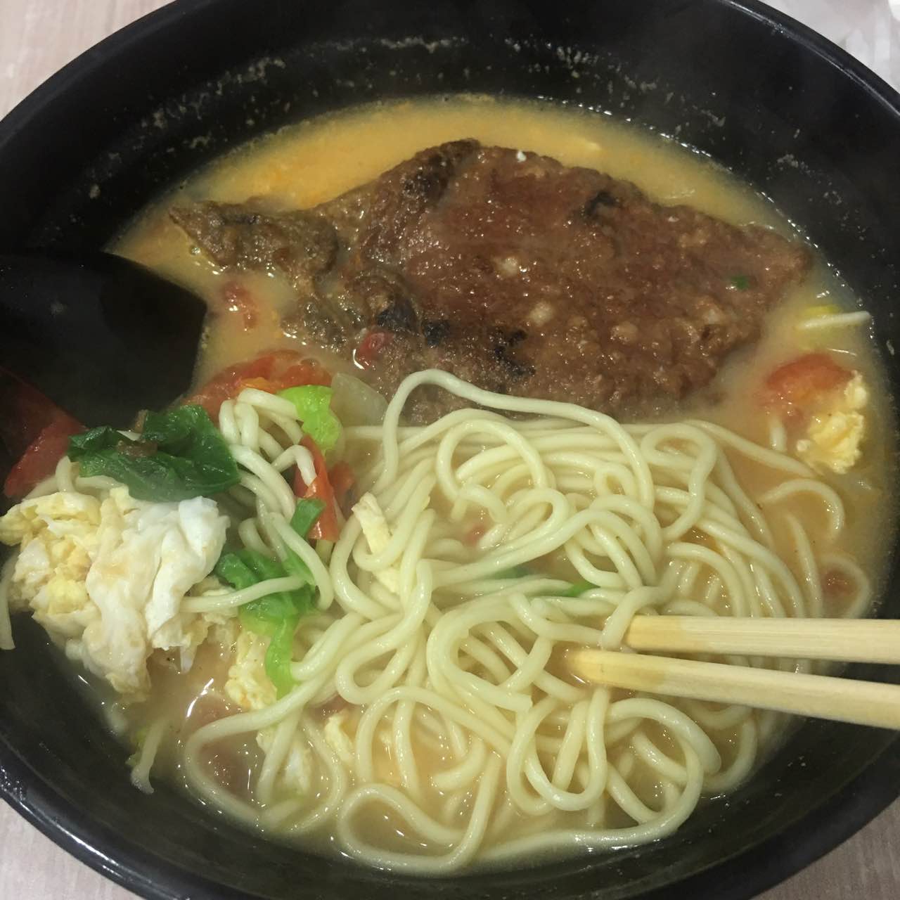 每次来这边就来巧儿面馆点一份鸡蛋番茄面,老板娘加份大排