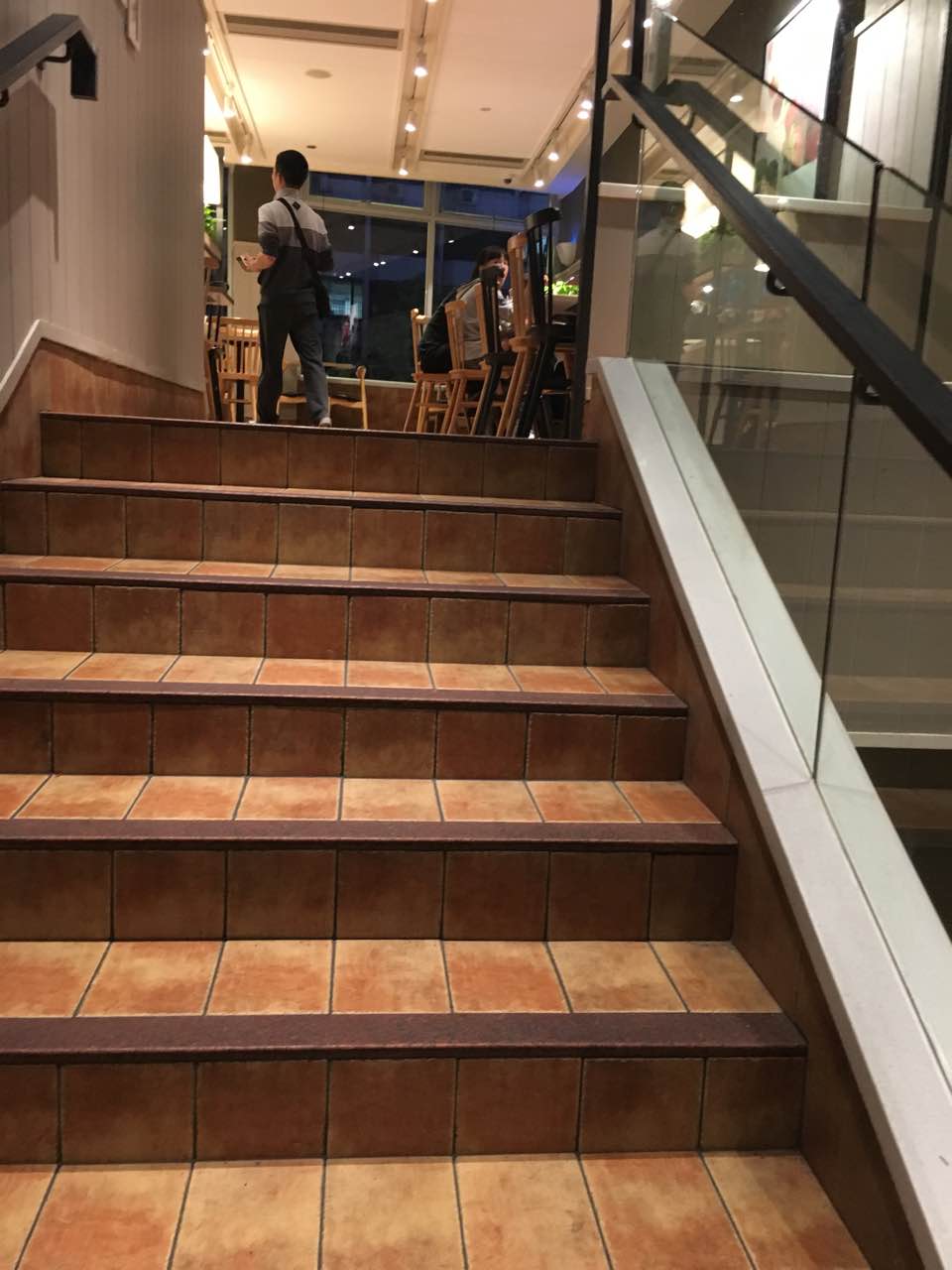 小朋友玩耍的地方也大.