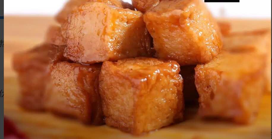 喜欢鱼豆腐和微辣的鸭脖,经常当作零食吃,每隔几天就要过来买一些