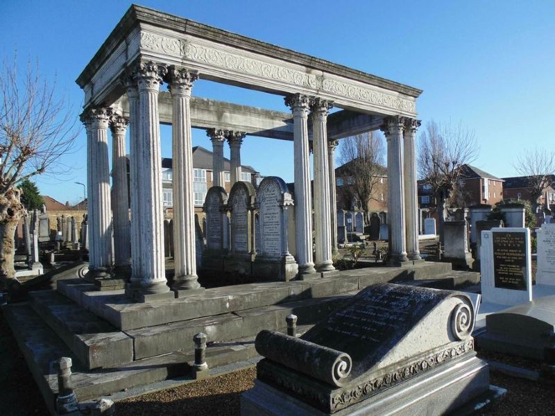 万灵公墓( 肯萨尔绿野公墓)