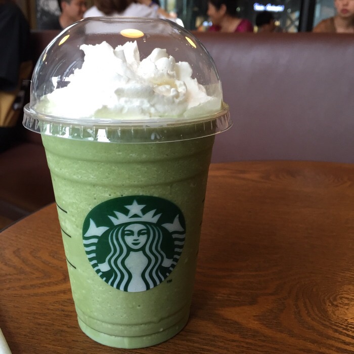 2021星巴克(大连百年港湾店)美食餐厅,因为是周末客人特别多,排队.