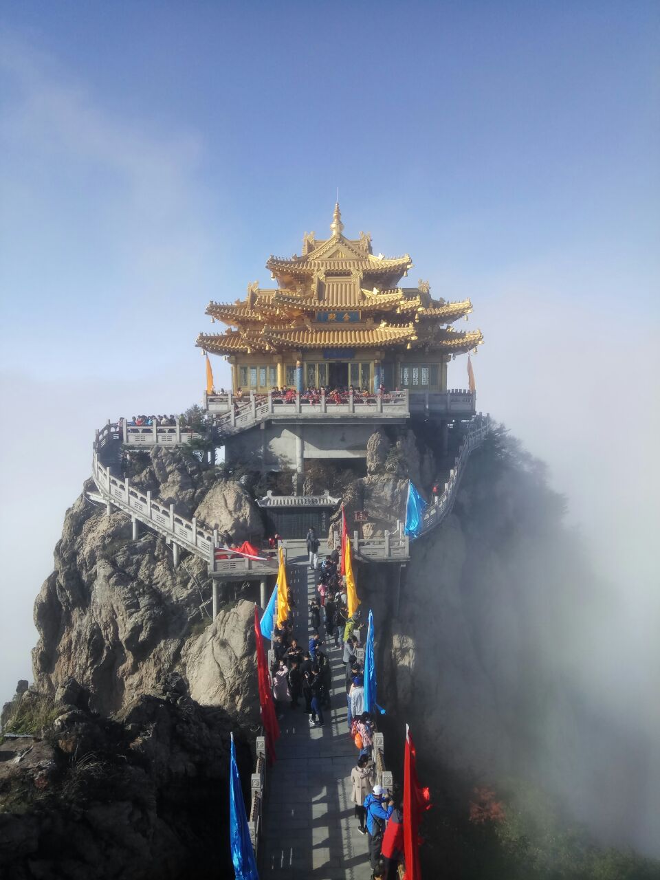 洛陽老君山景點,本來今天霧氣很大 覺得乘索道無法看風景 但上山後