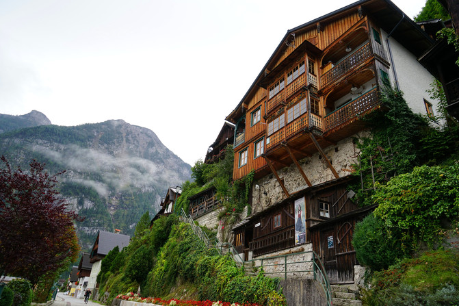 悬崖峭壁边的房屋