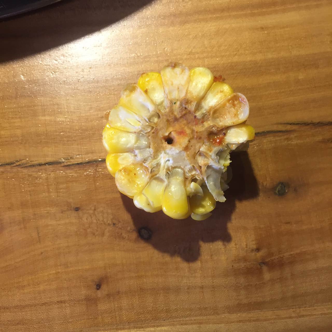 玉米是坏的,已经都酸了,可以闻到腐烂的味道,老板闻了一下竟然说好着