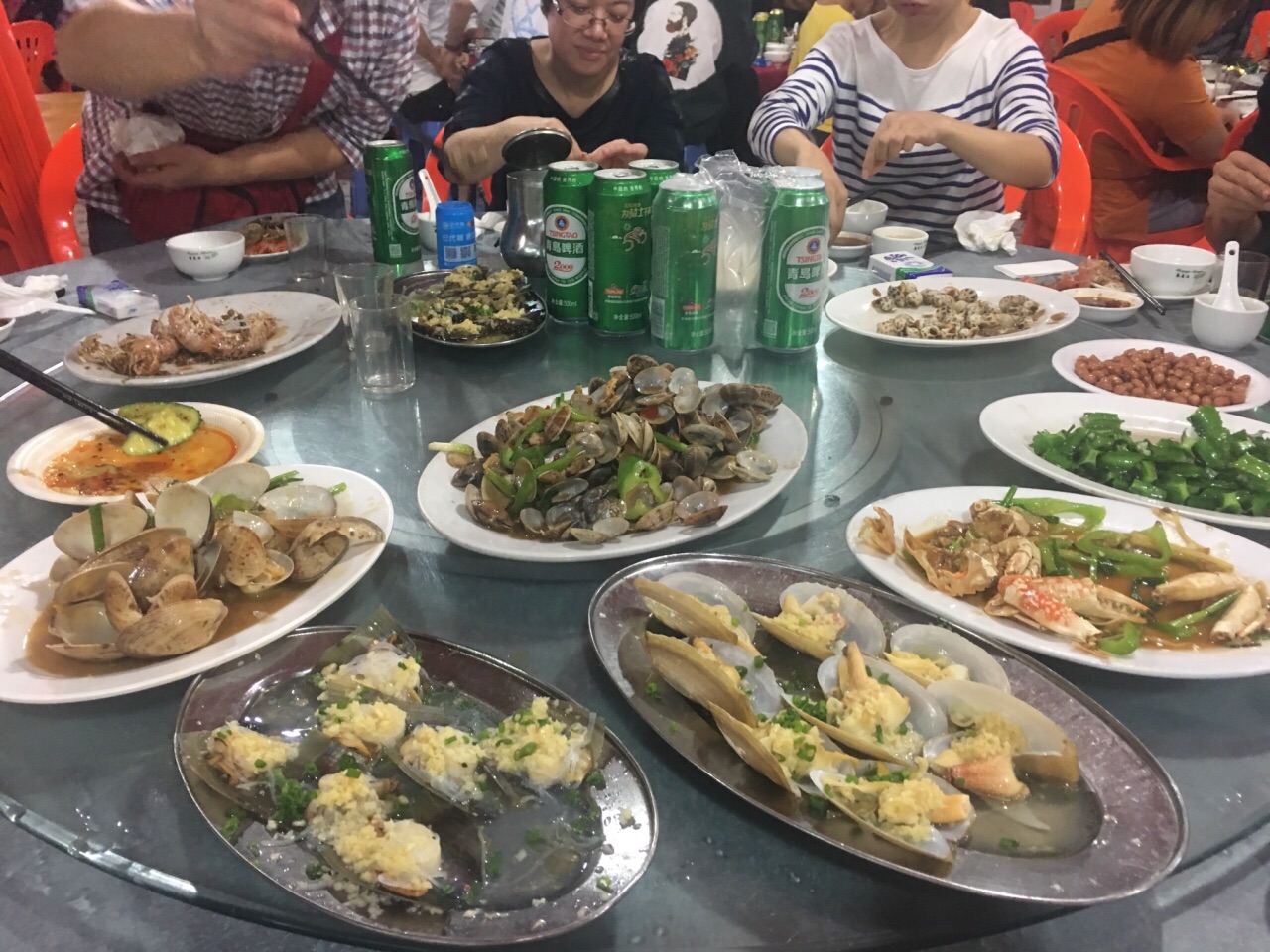 家庭聚餐，老公做了一大桌海鲜大餐，样样好吃，大家都吃嗨了