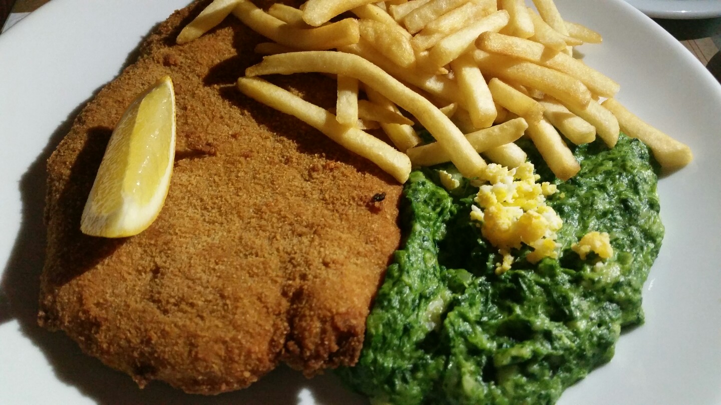 filet mignon a milanesa com batata frita e crem.