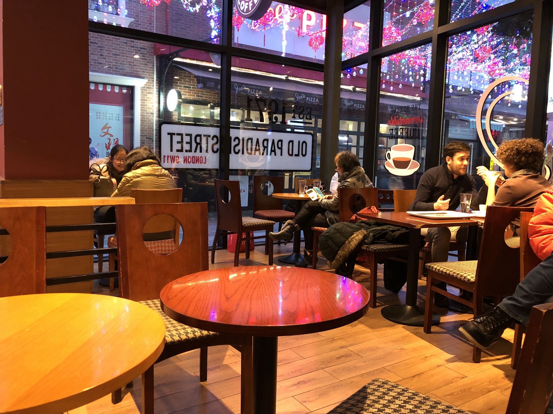 这个品牌在上海也很多分店了一点都不陌生主营咖啡还有配有一些蛋糕