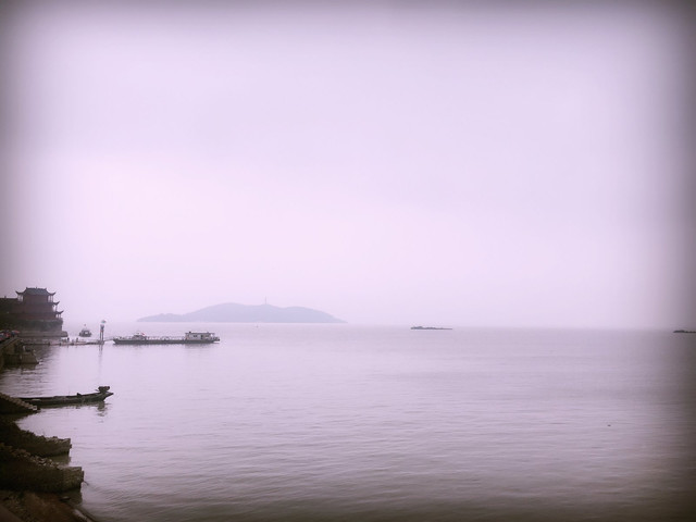 圣境。进来慢慢体会吧，湖面天空那么近又那么远，虚无缥缈又近在眼前。一望无垠的湖面，有游船和鱼船漂在水