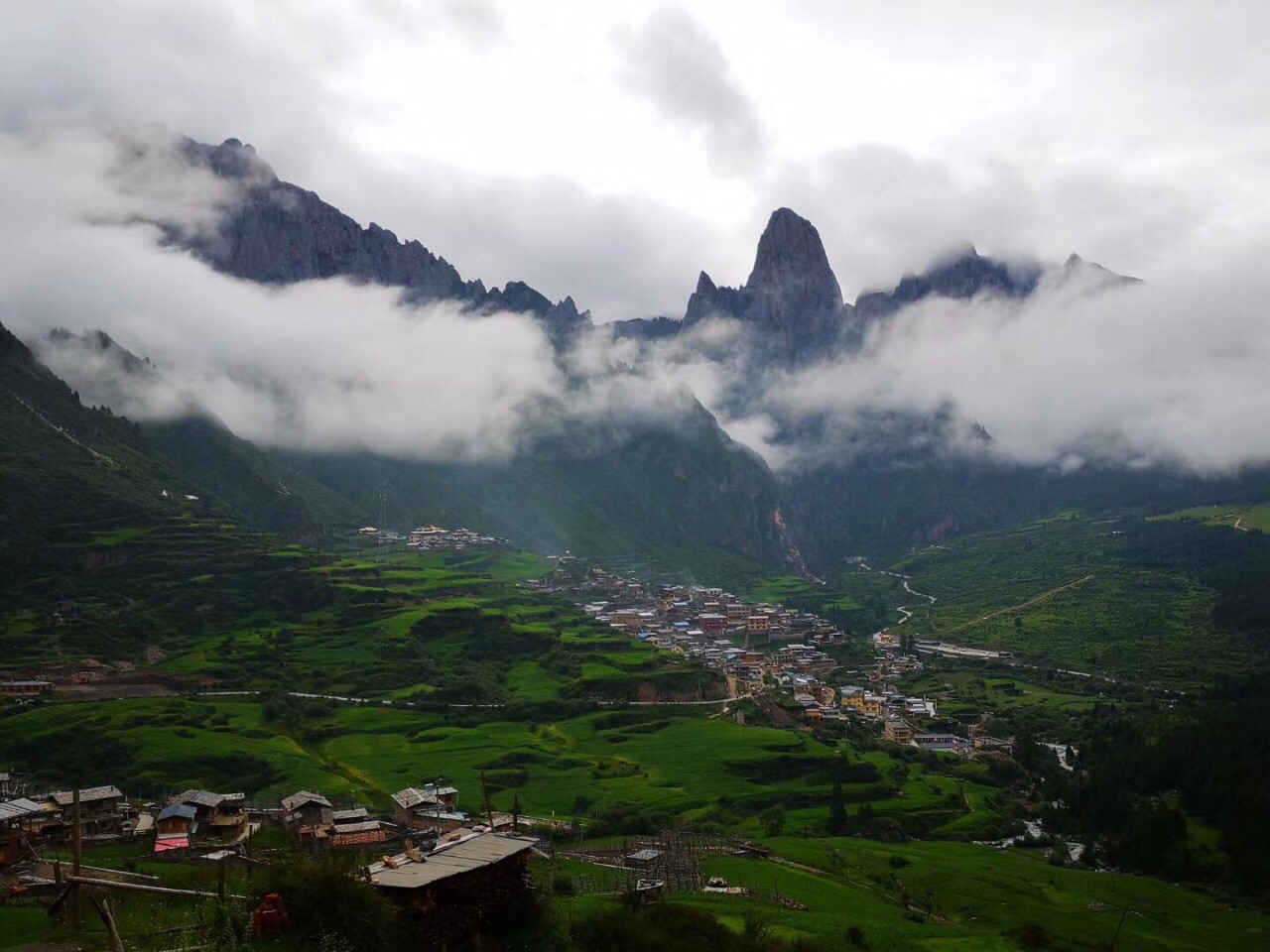 甘南秘境扎尕那非常美的风景,虽然天空有点小雨,景色迷人,云雾缭绕,别
