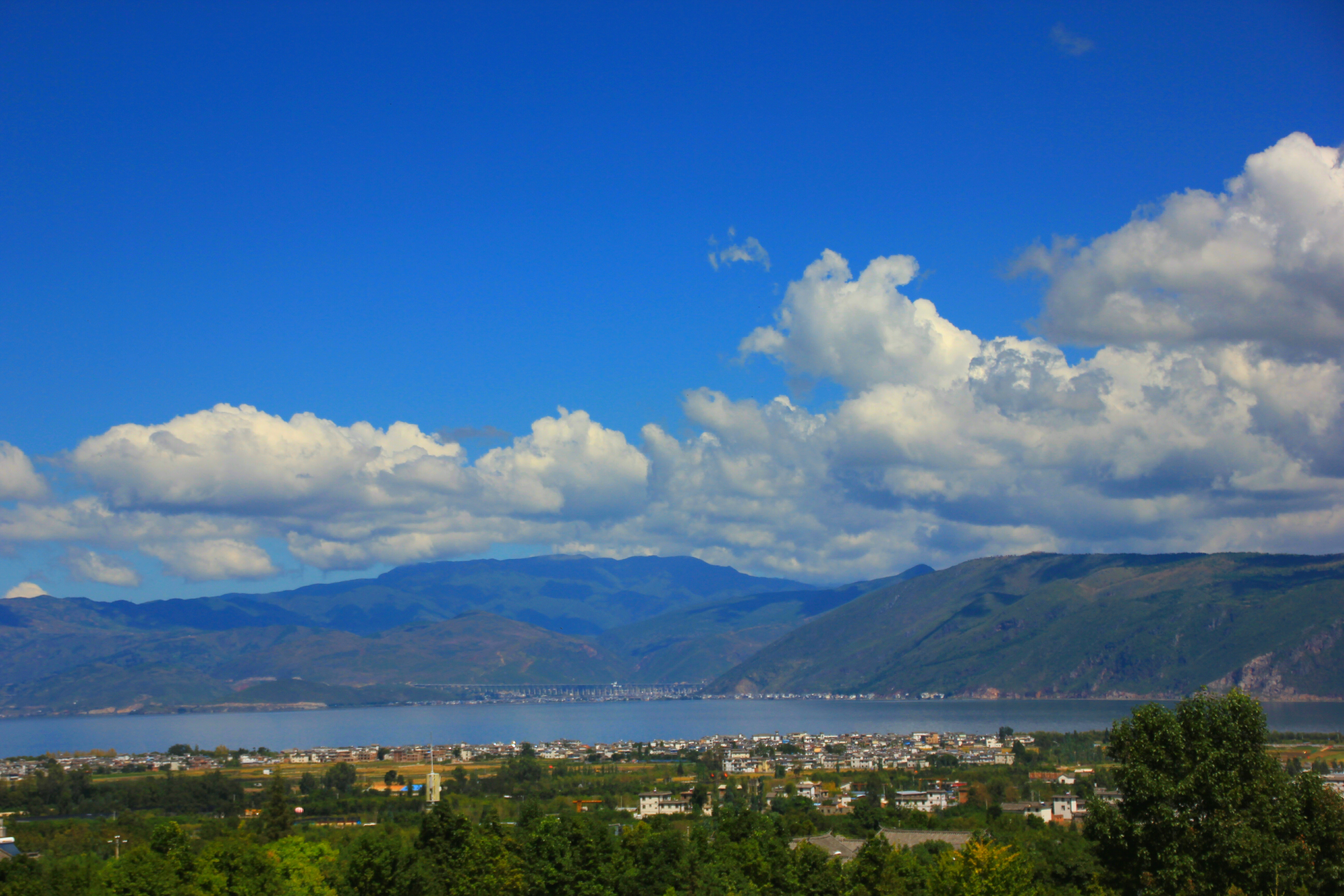 我觉得西双版纳风景更好,因为那里更加的自然清澈,天更加的蓝,水更加