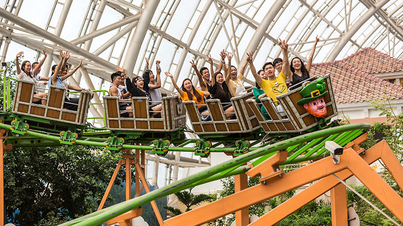 1,1绝顶雄风过山车上海欢乐谷中国最恐怖过山车之一绝顶雄风,绝顶雄风