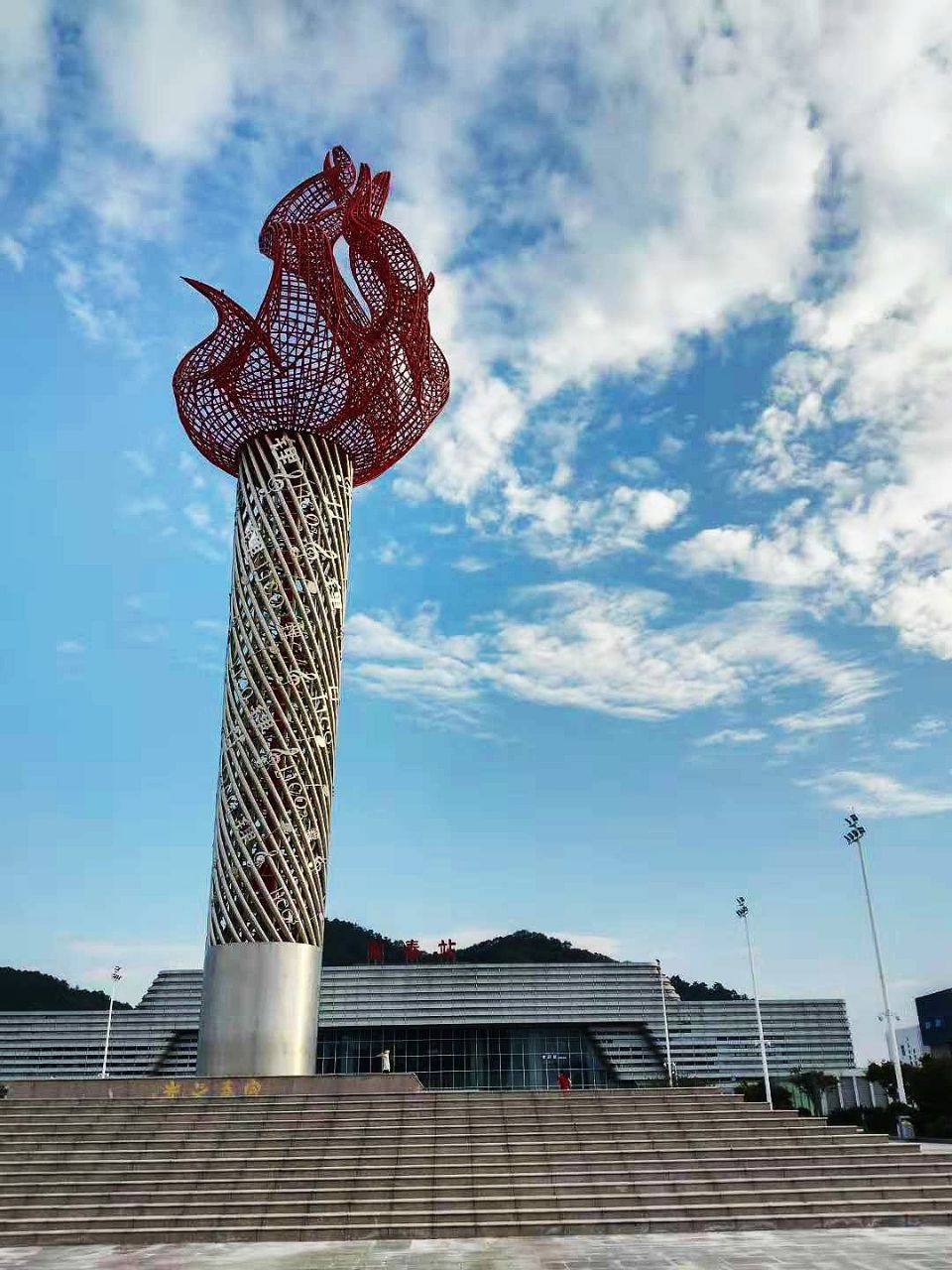 很大很新的宜春站,就是吃饭的地方太小,坐公交车很方便指示也清楚