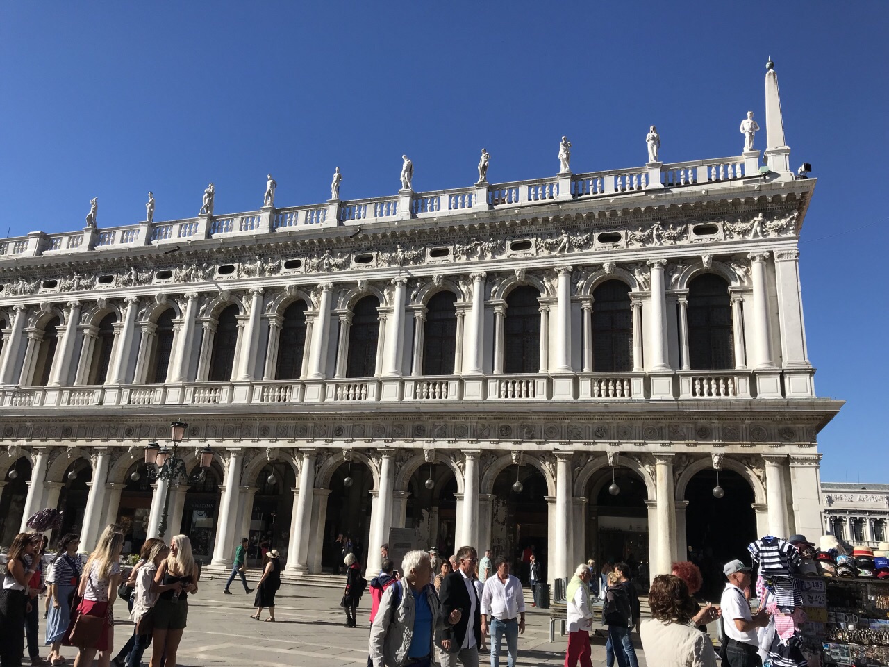 总督府是需要买票进去参观的,里面装修得非常豪华,外面就是圣马可广场