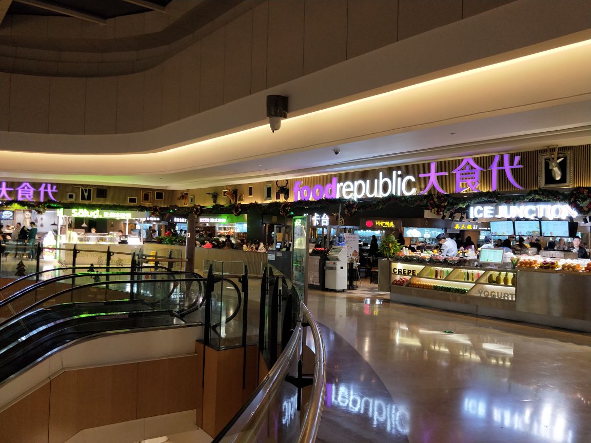 大食代现在就成了商场里面的美食广场的代言词,在上海也有在广州也有