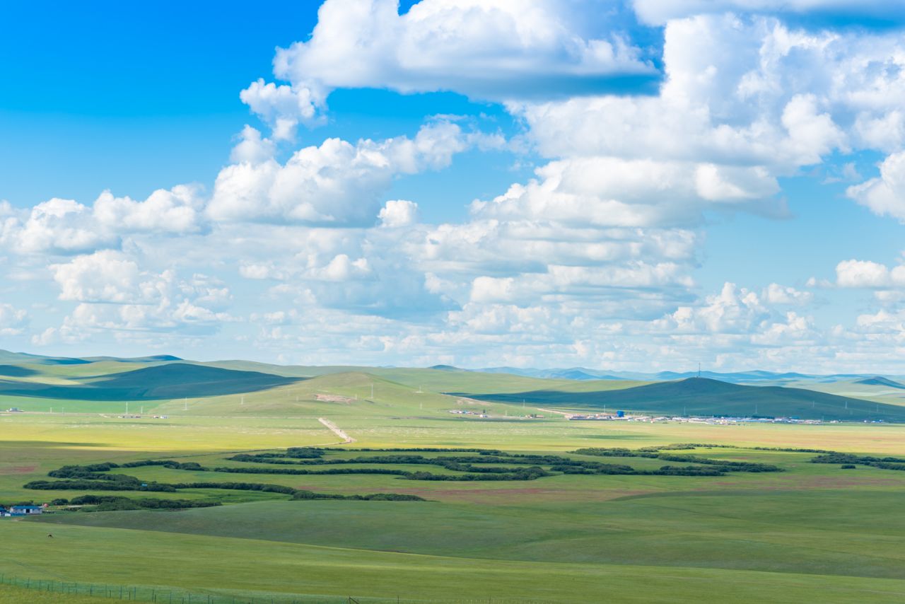 内蒙古锡林郭勒盟最东北部的乌拉盖草原,是全世界保留最完好的天然