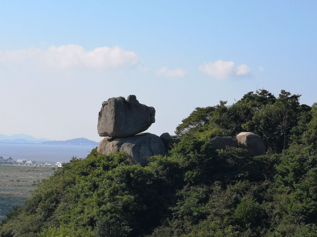 景区以奇石异缝闻名,主要景观有观音彩绘 ,天缝台,灵鹫峰,八戒望海